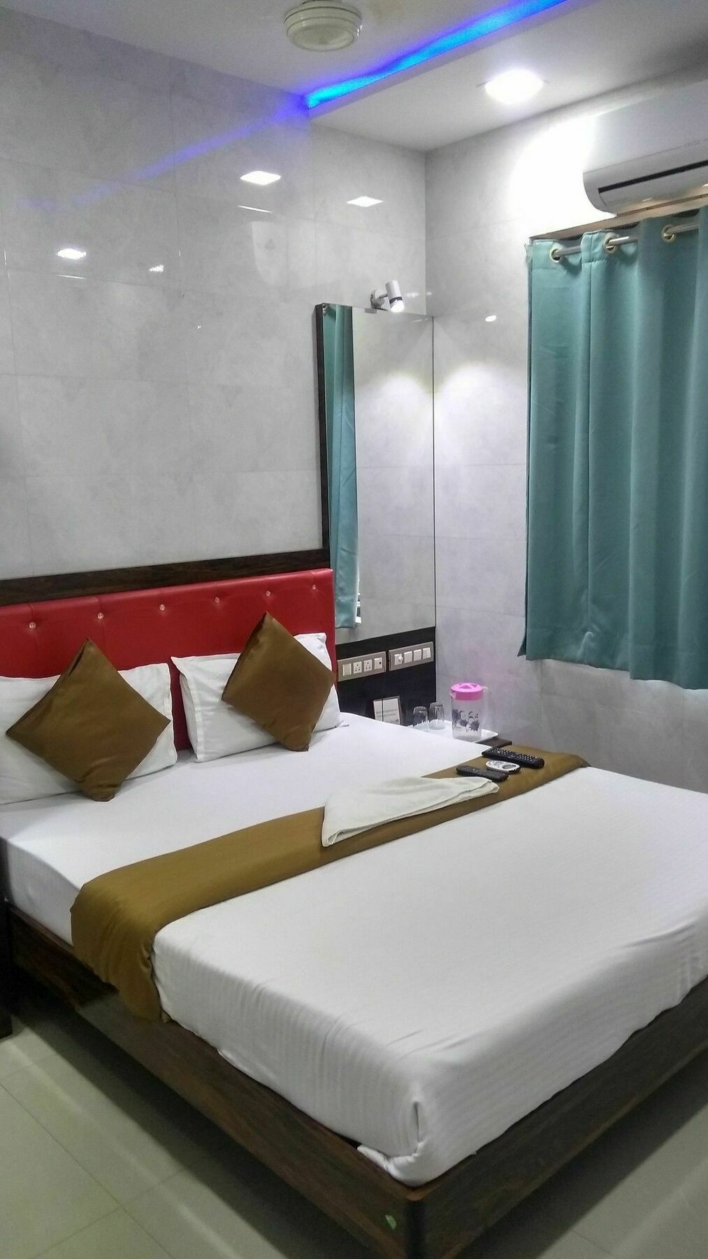Hotel Plaza Mumbai Exterior photo